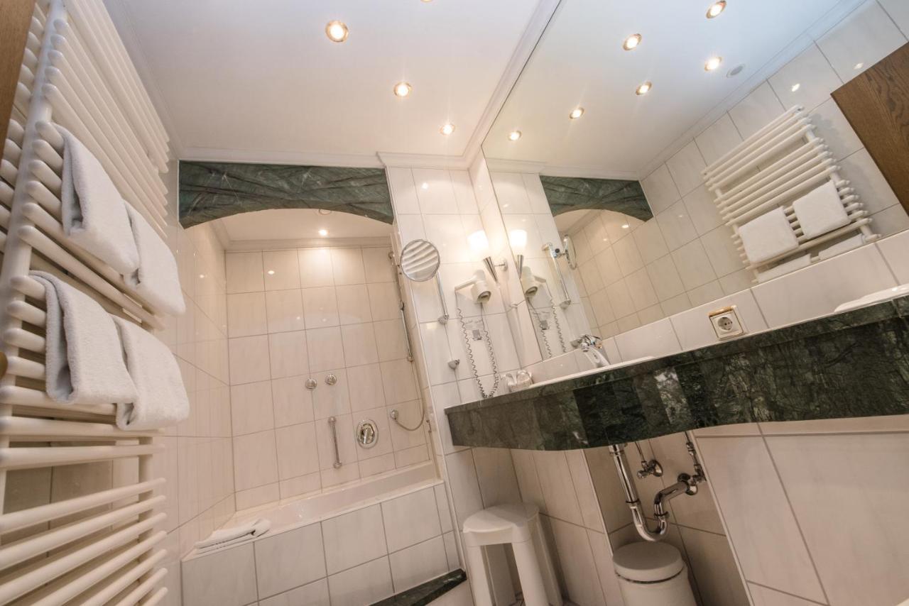 Hotel Am Schloss อิลเลอร์ทิสเซิน ภายนอก รูปภาพ